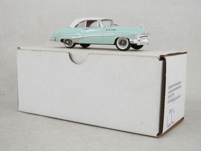 une voiture jouet posée sur une boîte