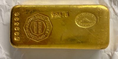 un lingot d'or posé sur une feuille de papier
