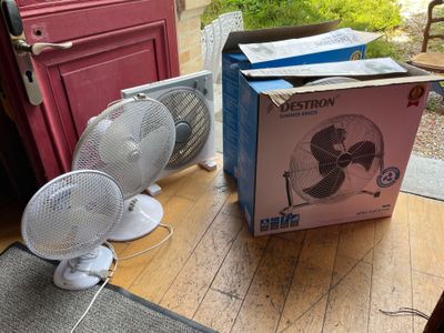 une boîte avec un ventilateur et une boîte contenant un ventilateur