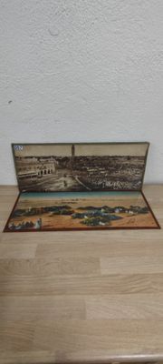 une photo d'une table en bois sur laquelle est posé un livre