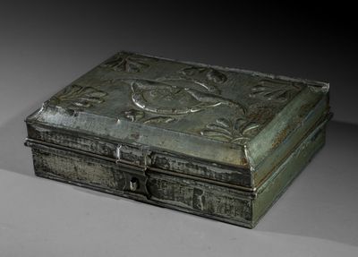 une boîte en métal ornée d'un motif floral