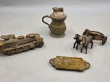 quatre morceaux de métal posés sur une table