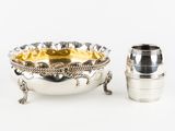 un bol plaqué argent et une tasse en argent sur fond blanc
