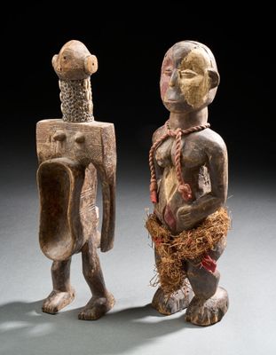 deux figurines en bois représentant un homme et une femme debout l'un à côté de l'autre