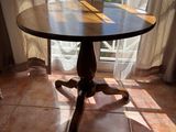 une table placée devant une fenêtre
