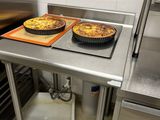 deux tartes posées sur une table dans la cuisine