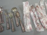 de nombreux types d'argenterie disposés sur la table