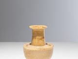 un petit vase posé sur une table