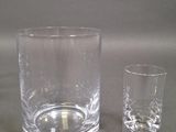 deux verres posés l'un à côté de l'autre sur une table