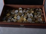 une boîte remplie de pièces de monnaie posée sur une table
