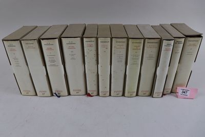 plusieurs livres sont empilés sur une surface blanche