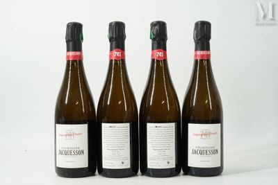 trois bouteilles de vin posées les unes à côté des autres sur une surface blanche