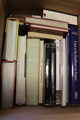 une boîte pleine de livres posée sur une table