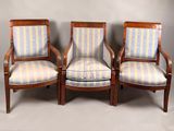 trois chaises en bois avec un revêtement rayé, revêtement rayé, revêtement rayé, revêtement rayé, revêtement rayé, revêtement rayé, revêtement rayé, revêtement rayé, revêtement rayé