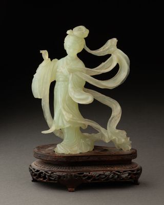 Figurine chinoise en jade sculpté représentant une femme tenant un éventail