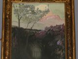 une peinture sur le mur d'une pièce où est accrochée une autre peinture