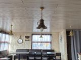 une salle à manger avec une table, des chaises et une horloge accrochée au mur