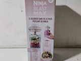 une boîte contenant un mixeur posée sur une table