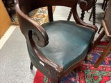 une chaise posée sur un tapis dans une pièce