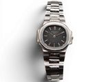une image d'une montre-bracelet sur une surface blanche