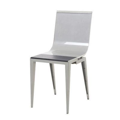 une chaise blanche avec une assise noire sur fond blanc