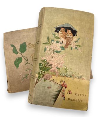 un vieux livre avec l'image d'une femme en robe, un parapluie à la main