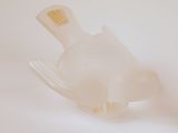 un oiseau en plastique posé sur une fourchette