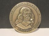une pièce d'argent sur laquelle figure l'image d'un homme