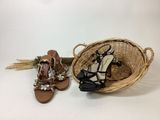 deux paires de sandales et un panier sur fond blanc