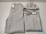 un gros plan sur un pantalon de survêtement et un sweat à capuche