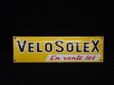 un panneau jaune sur lequel est inscrit « Velosolex »