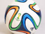 un ballon de foot blanc orné d'un motif coloré