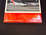 un livre dont la couverture représente un avion