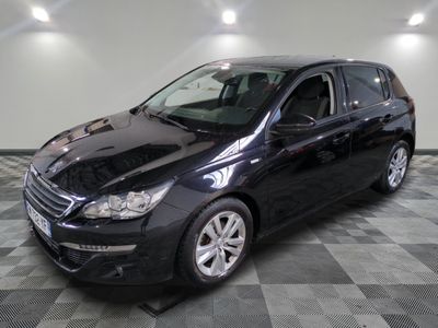 la photo d'une voiture noire garée sur un sol en damier