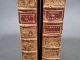 deux vieux livres posés l'un sur l'autre sur une table