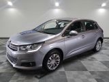 La nouvelle Citroën est garée sur un sol carrelé à damier.