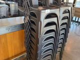 de nombreuses chaises empilées les unes sur les autres