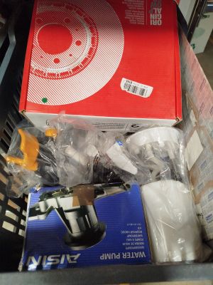 une boîte de papier toilette et d'autres articles dans le panier