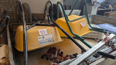 une machine jaune qui trône au milieu d'un tas de ferraille
