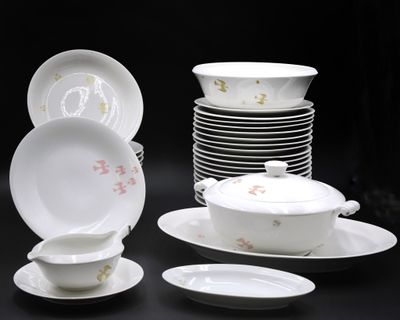 un grand nombre d'assiettes et de bols posés sur une table