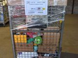 un chariot contenant de nombreux cartons dans un entrepôt