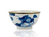 un bol bleu et blanc orné d'un dragon