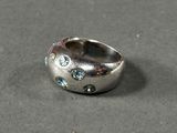 une bague en argent sertie de pierres bleues et vertes