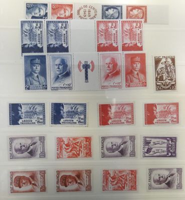 une série de timbres exposée dans une vitrine