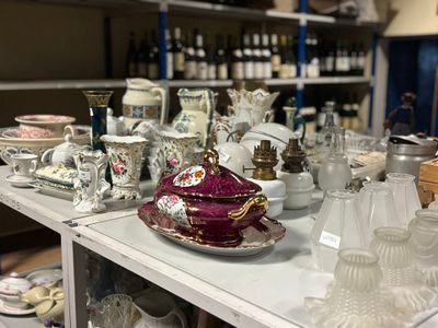de nombreux types de verres différents sur la table