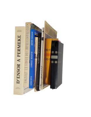 plusieurs livres empilés les uns sur les autres