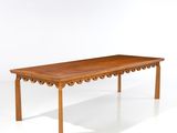 une photo d'une table en bois dont le plateau est orné de festons