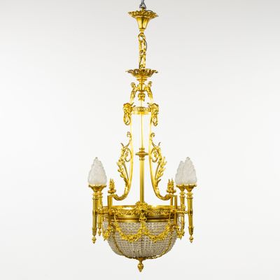 une image d'un lustre en or et en verre