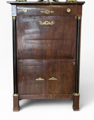 une vieille commode en bois surmontée d'une horloge