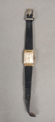 l'image d'une montre-bracelet avec un bracelet en cuir noir